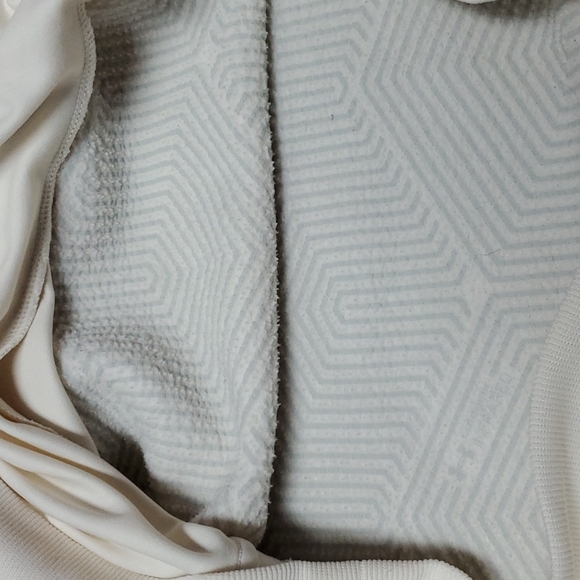 Under Armour Cold Gear size Large Color is cream. - Picture 9 of 13